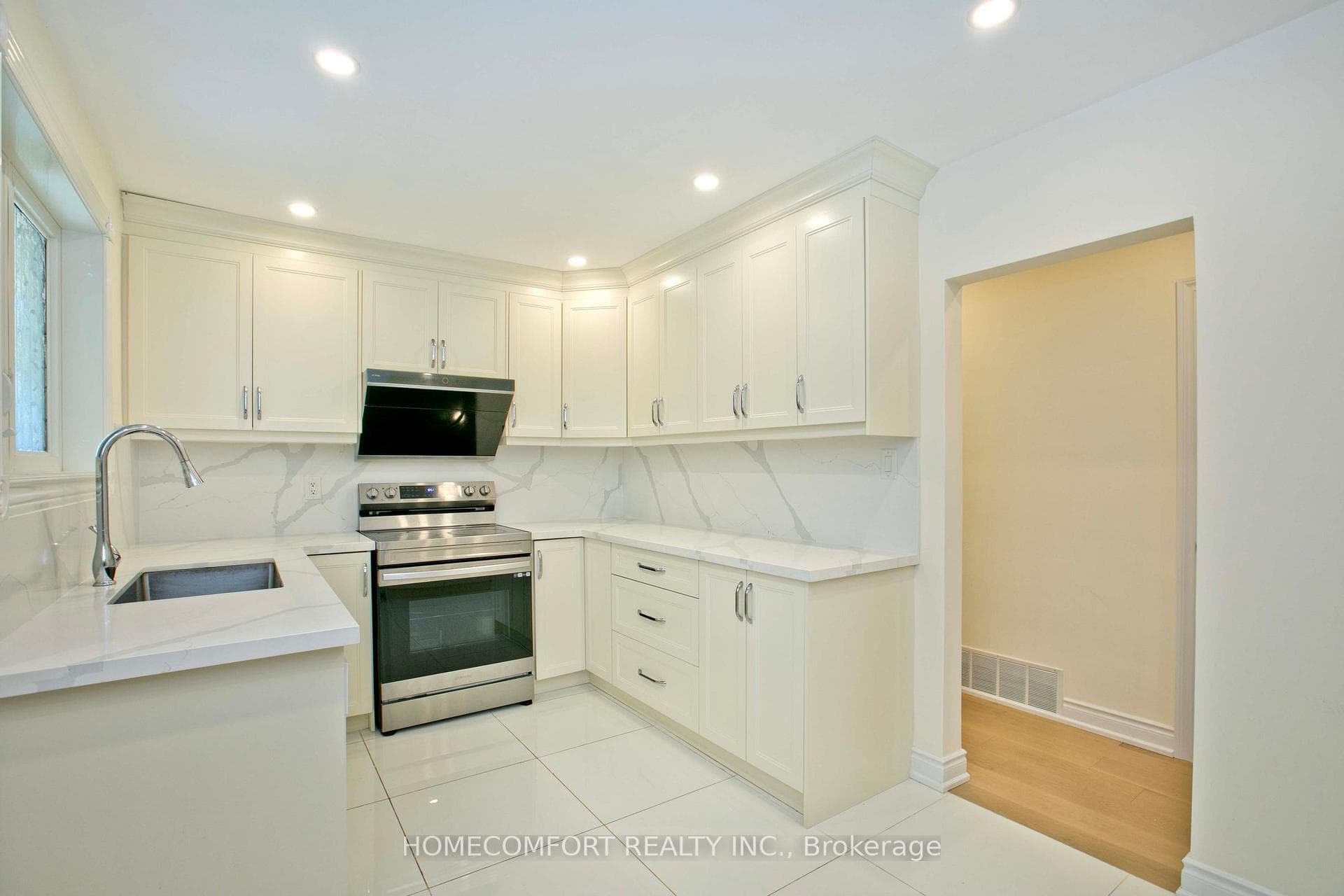 19 Oldborough Circle - Detached photo 8 of 37 in Hillcrest Village / Bayview Village, Ontario