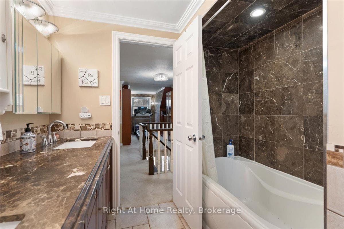 437 Shoreacres Road - Detached photo 28 of 50 in Burlington, Ontario
