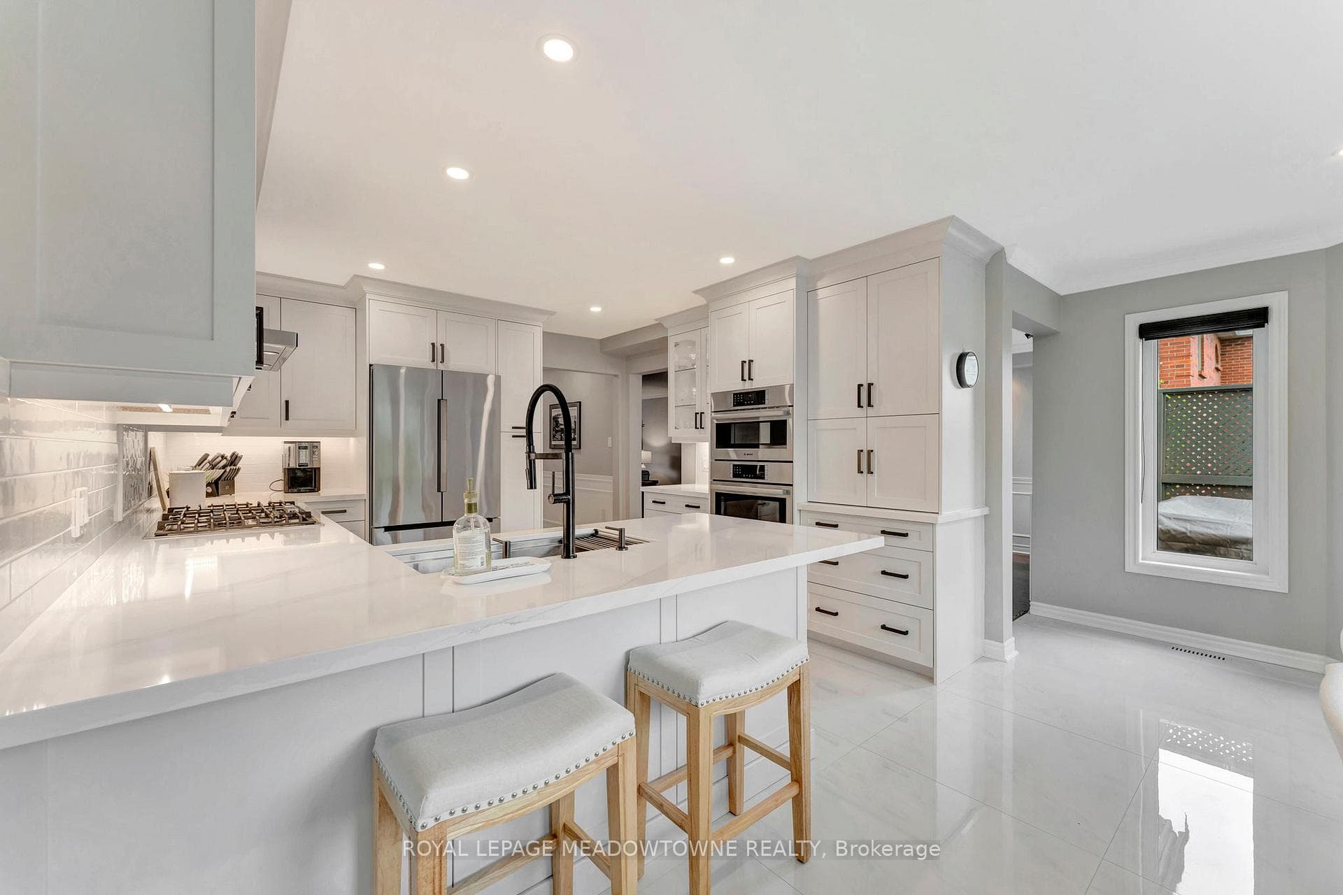 2008 Peak Place - Detached photo 4 of 40 in Oakville, Ontario
