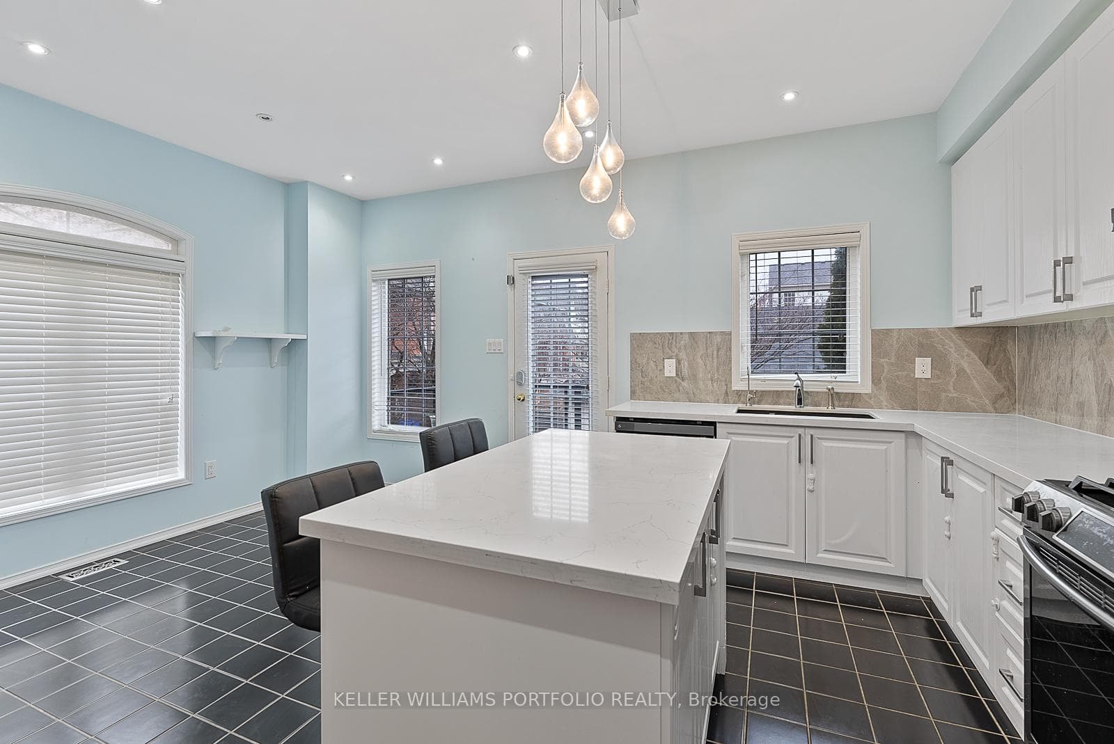 118 Gatwick Drive - Semi-Detached photo 12 of 50 in Oakville, Ontario