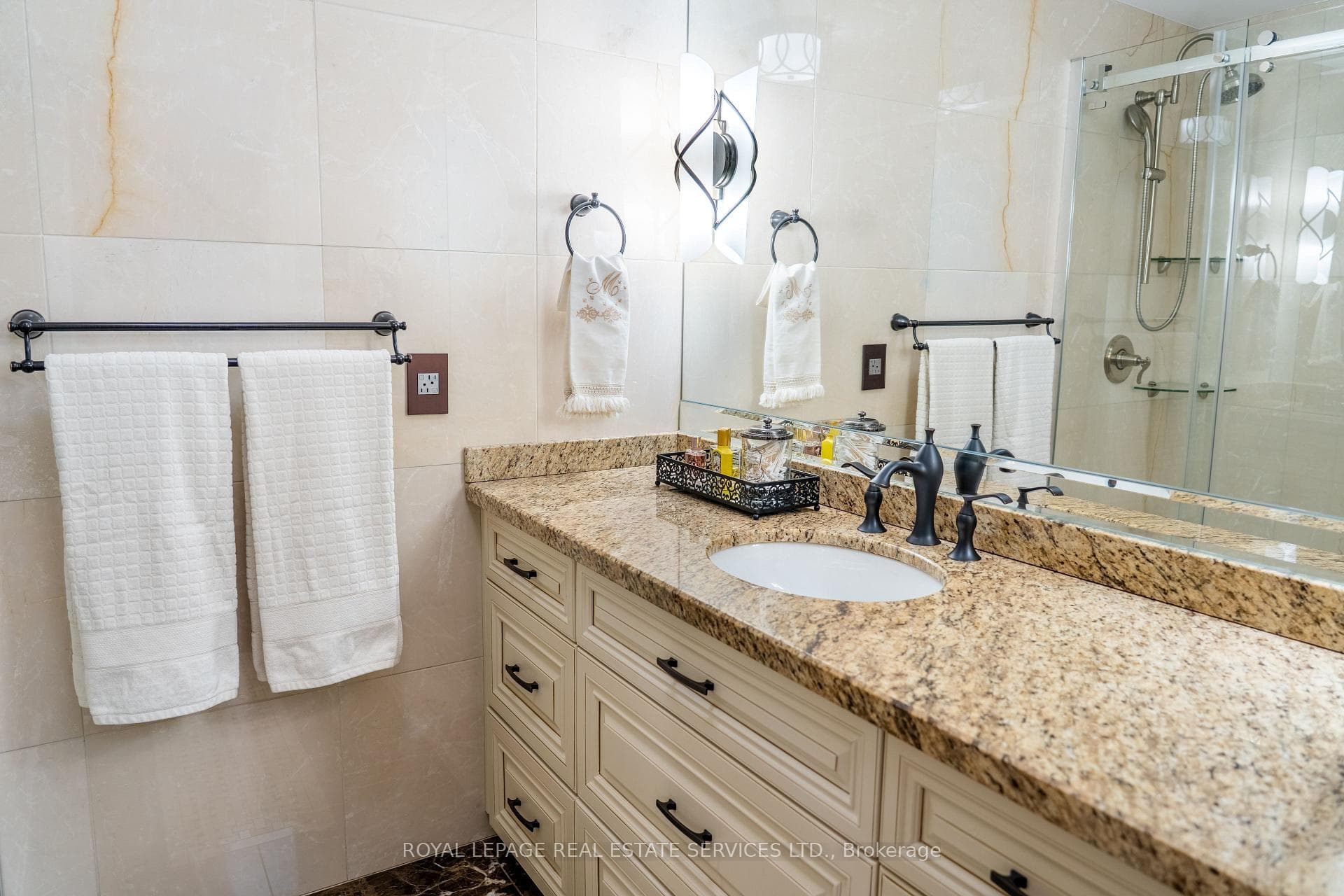 781 Fletcher Valley Crescent - Detached photo 13 of 25 in Mississauga, Ontario