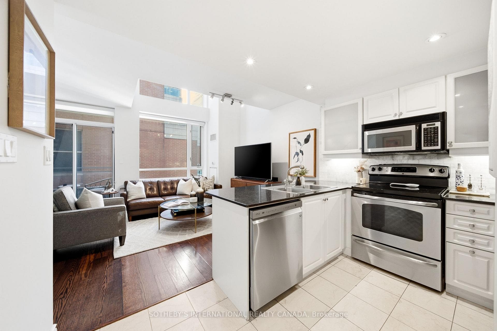 80 Cumberland Street Unit 1507 - Condo photo 3 of 32 in Annex / Yorkville / Summerhill, Ontario