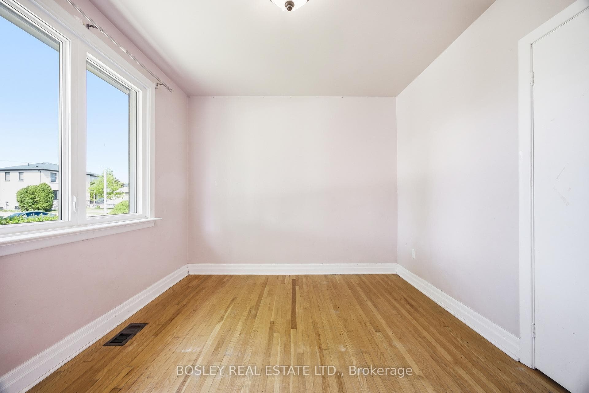 532 Sandmere Place - Detached photo 13 of 33 in Oakville, Ontario