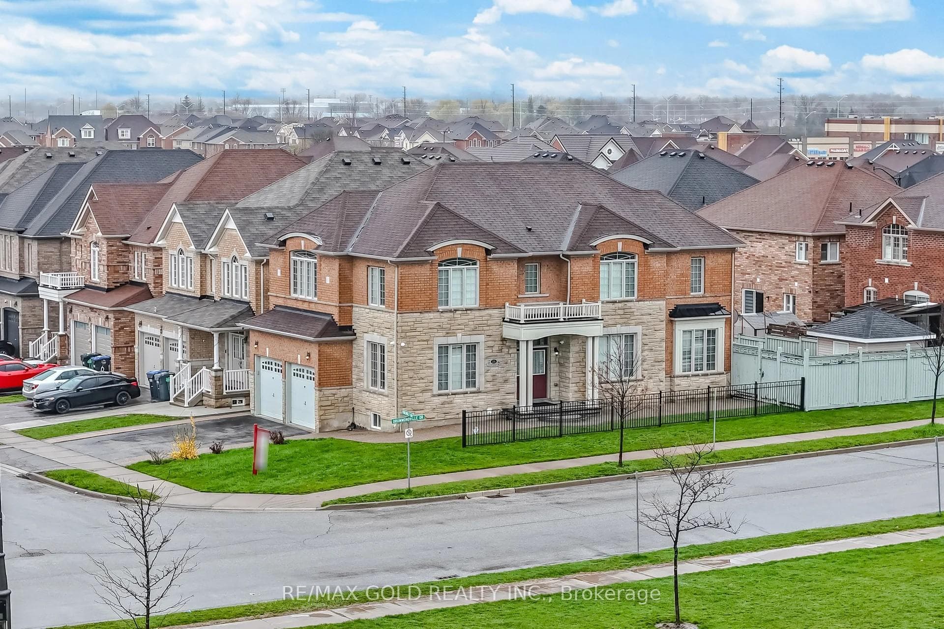 26 Drummondville Drive - Detached photo 2 of 28 in Brampton, Ontario