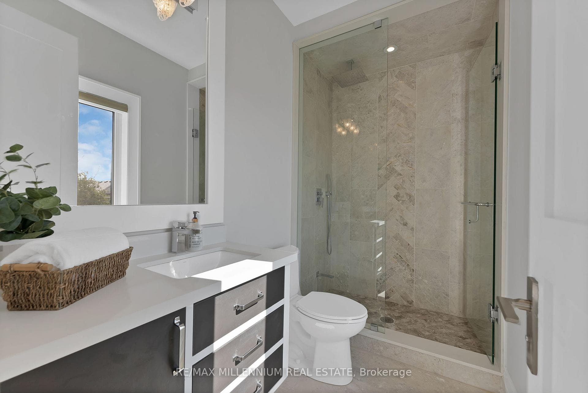162 Oliver Place - Detached photo 32 of 50 in Oakville, Ontario