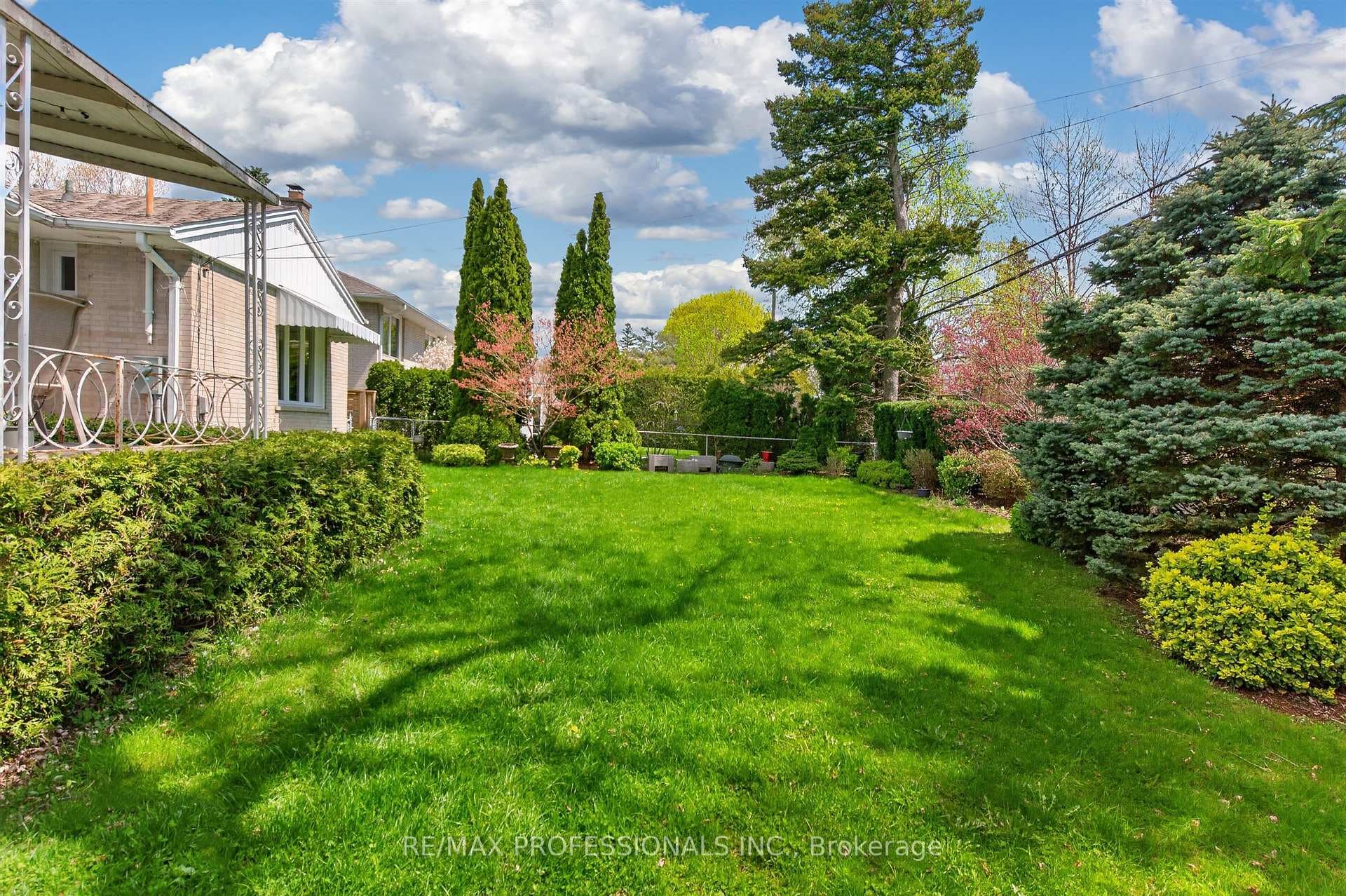 23 Ravensbourne Crescent - Detached photo 40 of 44 in Etobicoke (Islington / Rexdale), Ontario