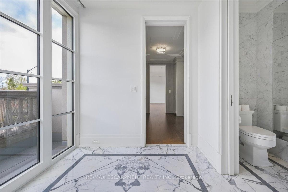 300 Randall Street Unit 211 - Condo photo 10 of 50 in Oakville, Ontario