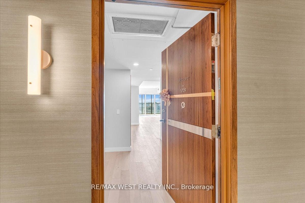 1 Concord Cityplace Way Unit 5709 - Condo photo 2 of 44 in Downtown Toronto / Waterfront, Ontario