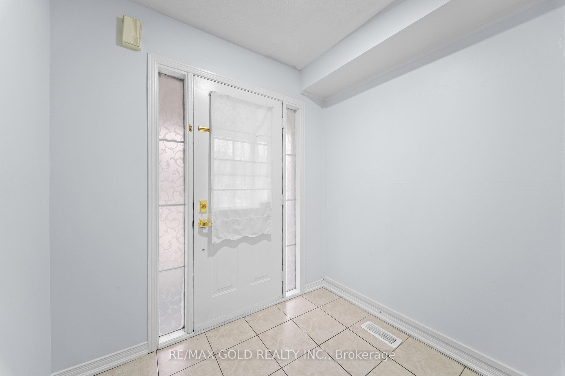 15 Revelstoke Place - Semi-Detached photo 6 of 49 in Brampton, Ontario