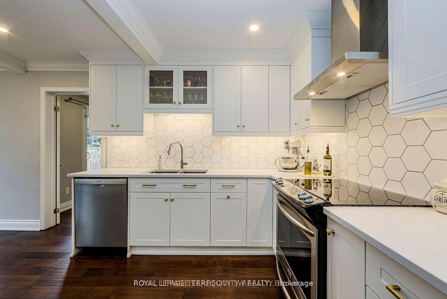 2025 Parklane Crescent - Detached photo 11 of 50 in Burlington, Ontario