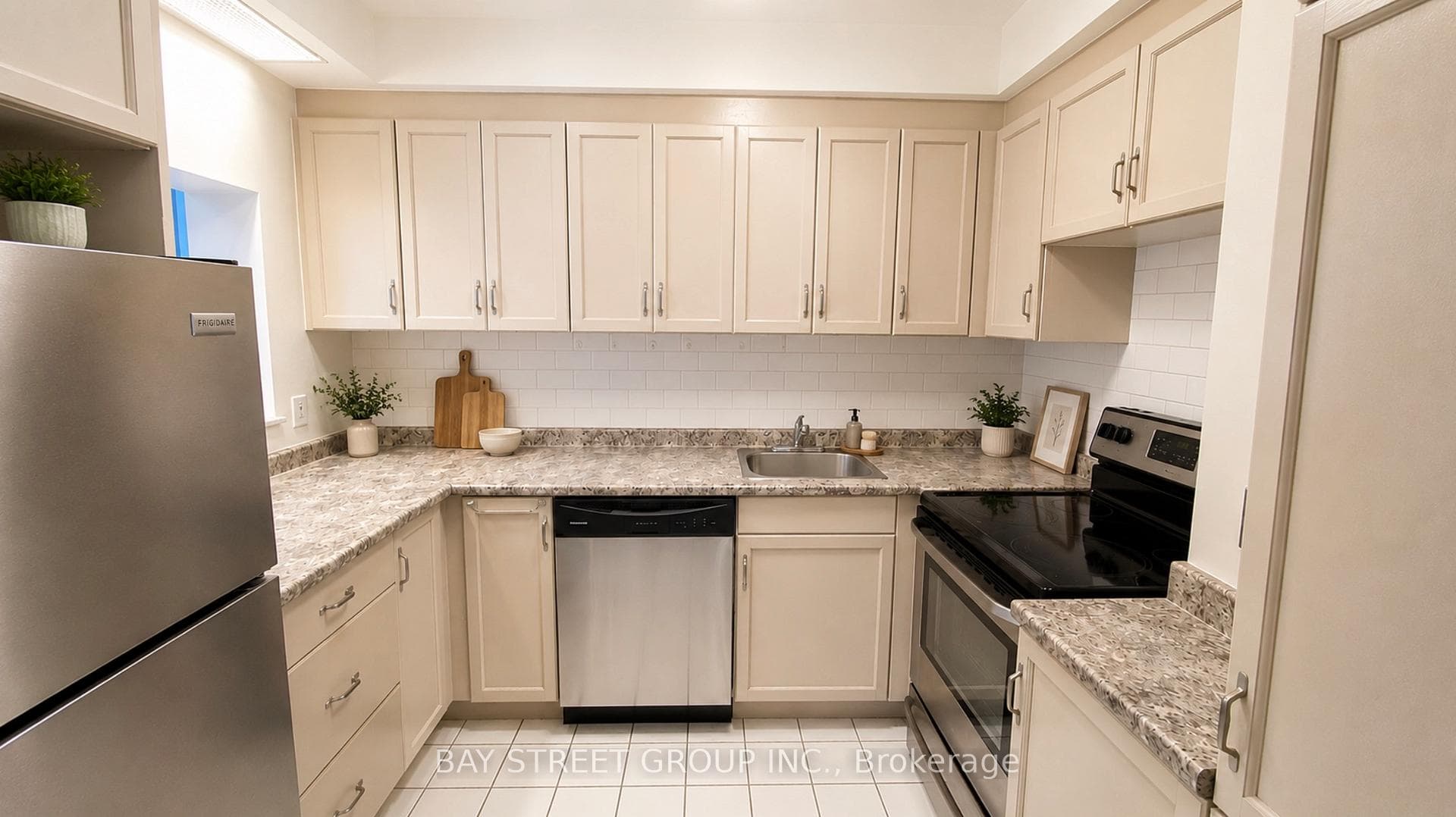 284 Bloor Street Unit 902 - Condo photo 9 of 27 in Annex / Yorkville / Summerhill, Ontario