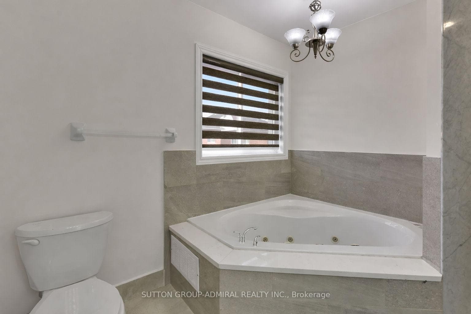 43 Newark Way - Detached photo 11 of 36 in Brampton, Ontario