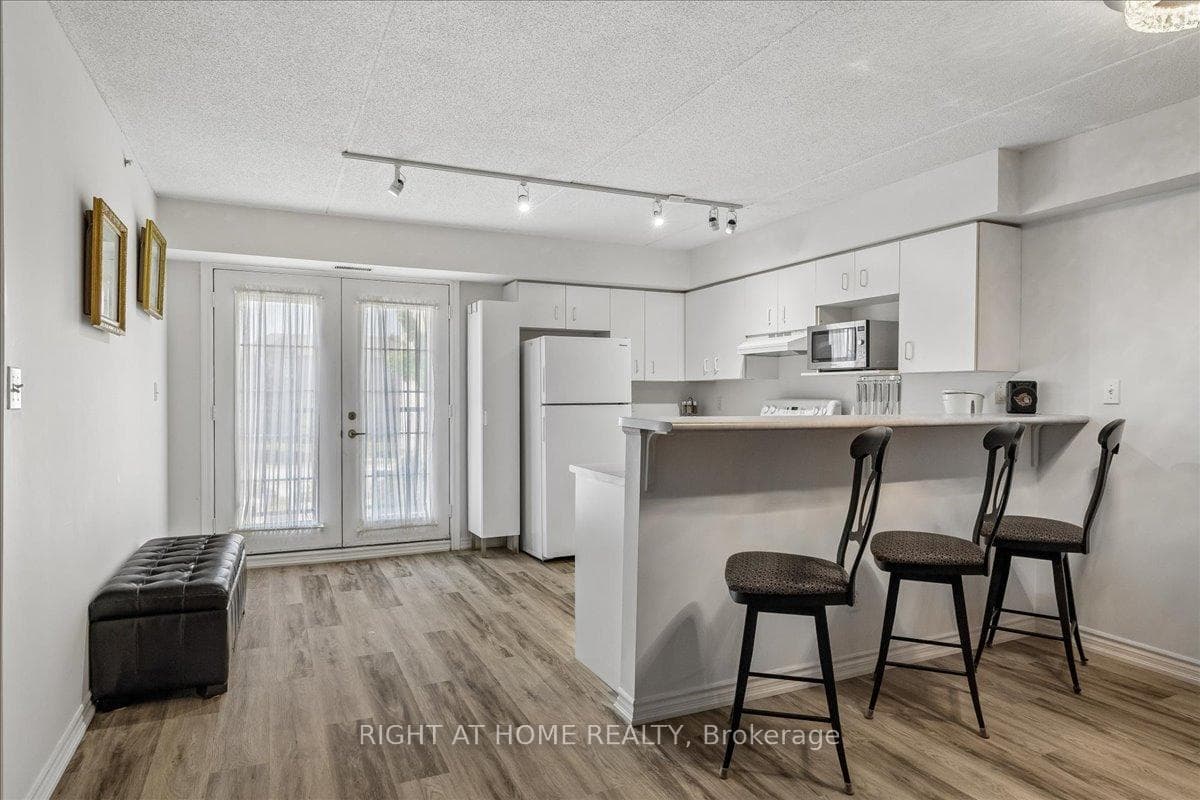 1451 Walker's Line Unit Unit # 312 - Condo photo 14 of 47 in Burlington, Ontario