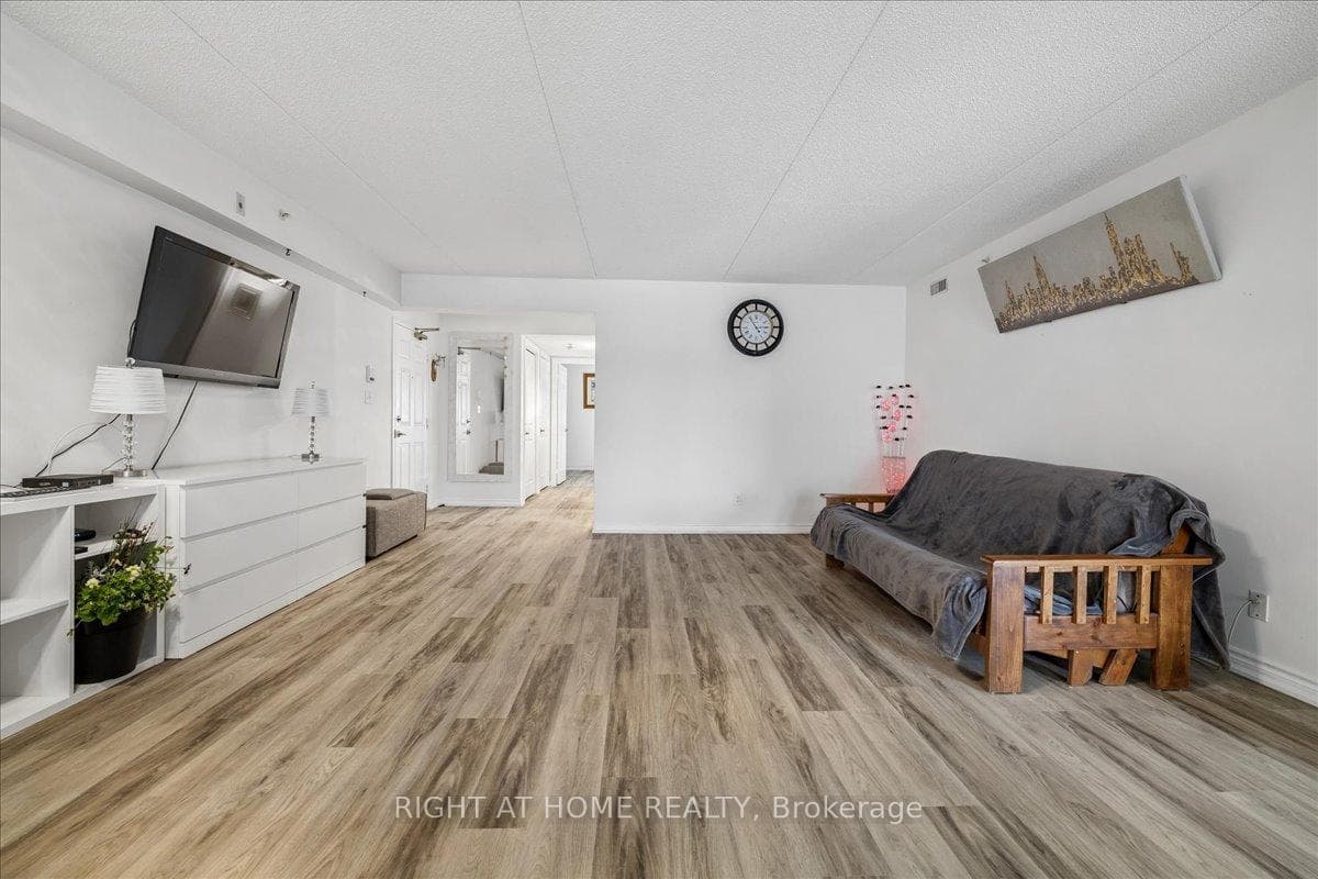 1451 Walker's Line Unit Unit # 312 - Condo photo 7 of 47 in Burlington, Ontario