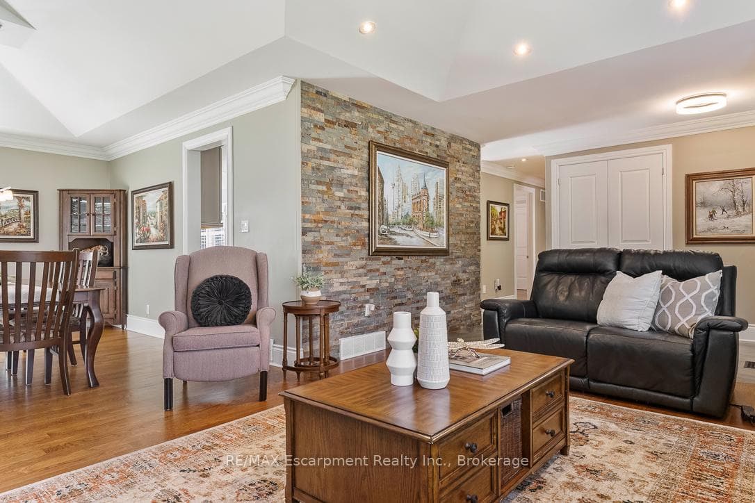 214 MAPLE GROVE Drive - Detached photo 7 of 49 in Oakville, Ontario