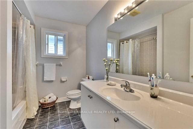34 Ridgemore Crescent - Detached photo 7 of 8 in Brampton, Ontario