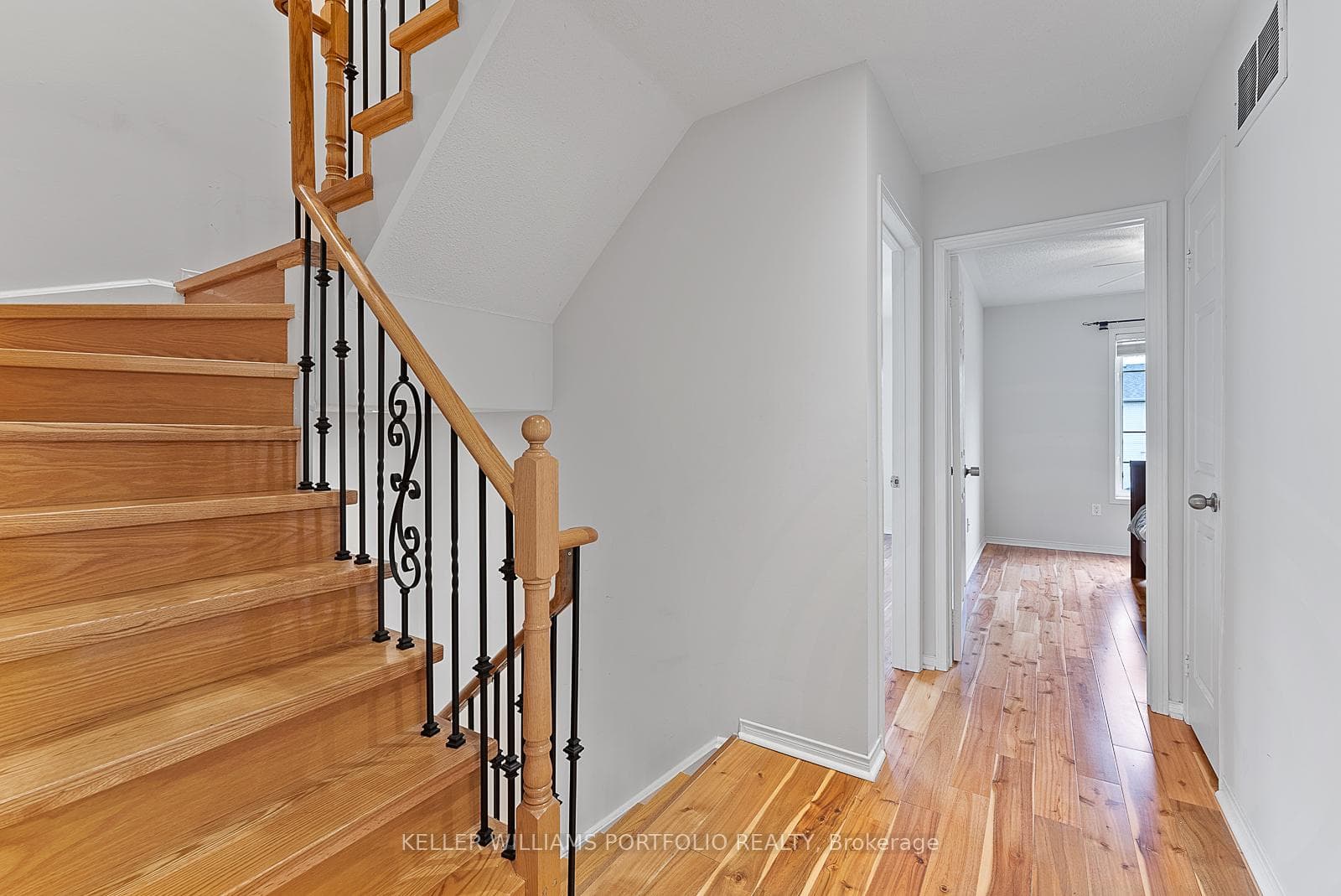 118 Gatwick Drive - Semi-Detached photo 19 of 50 in Oakville, Ontario