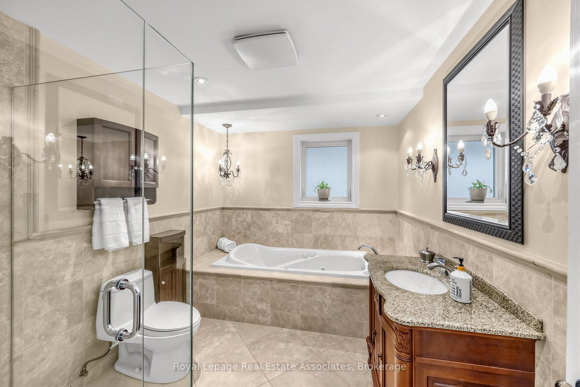 1561 Pinetree Crescent - Detached photo 19 of 42 in Mississauga, Ontario