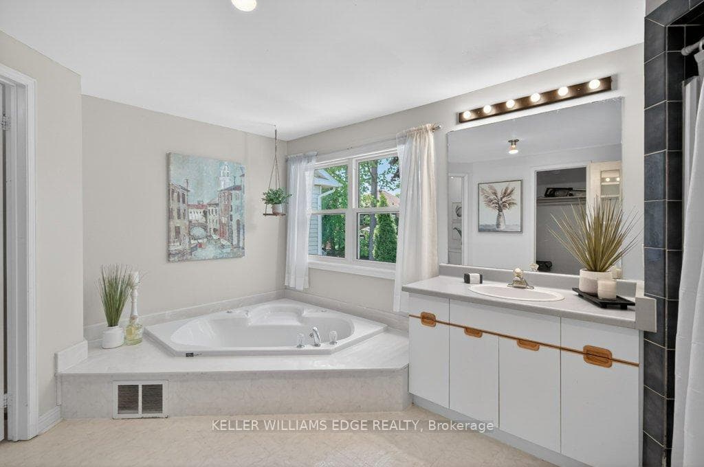 2084 William O'Connell Boulevard - Detached photo 21 of 45 in Burlington, Ontario