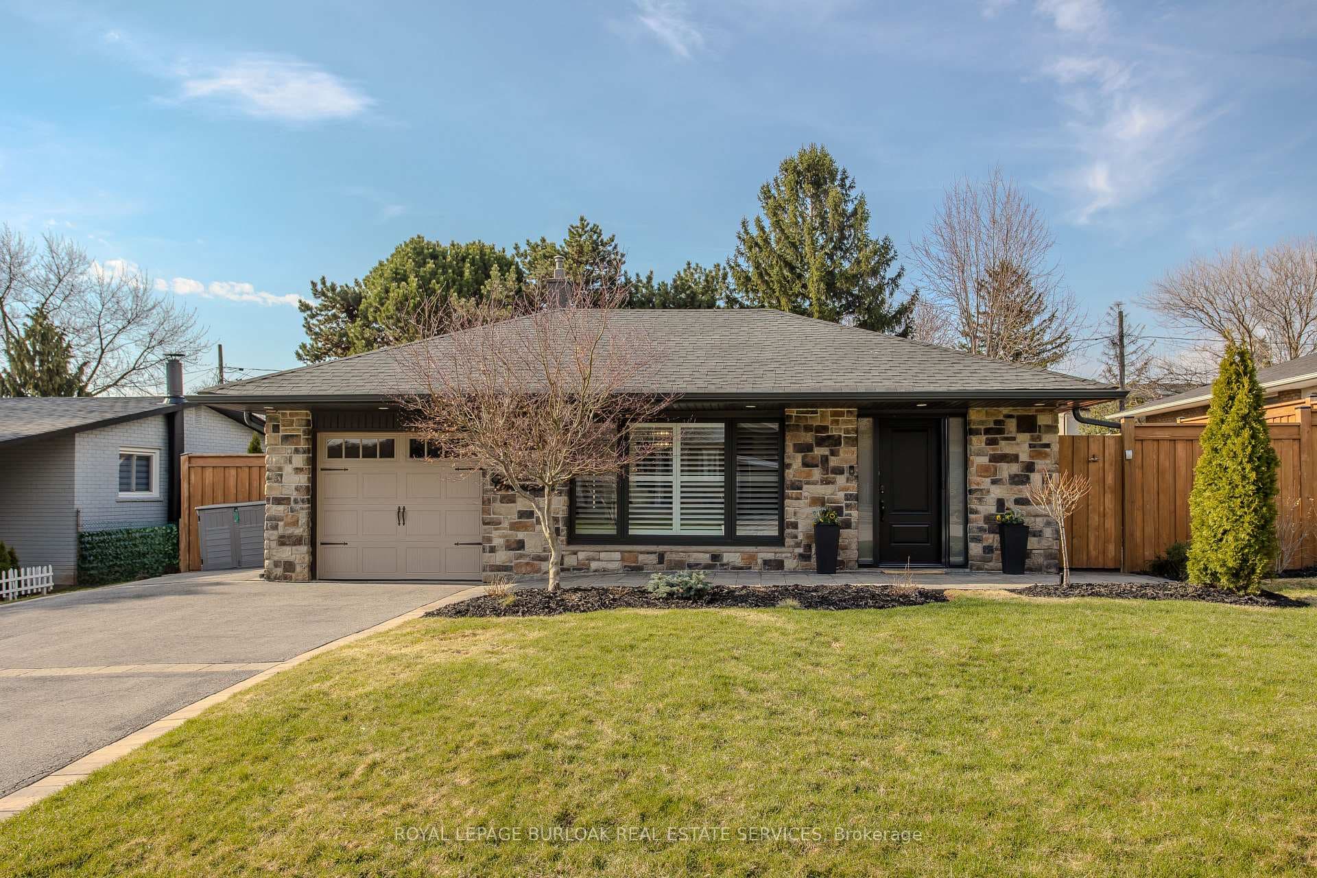 1375 Langdale Crescent - Detached for sale in Eastlake, Ontario