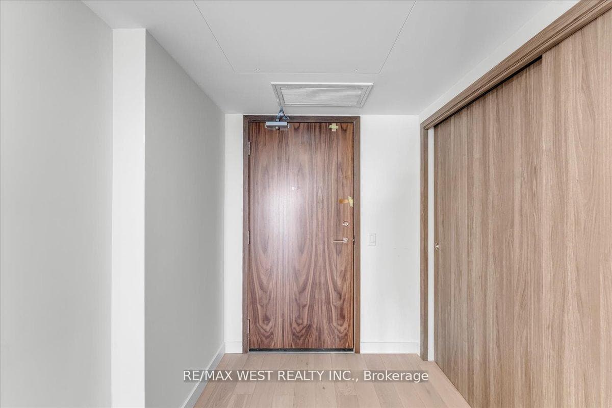 1 Concord Cityplace Way Unit 5709 - Condo photo 3 of 44 in Downtown Toronto / Waterfront, Ontario