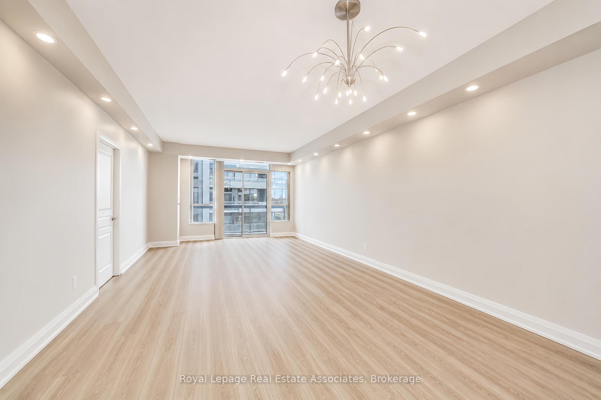 1 Hurontario Street Unit 308 - Condo photo 5 of 35 in Mississauga, Ontario