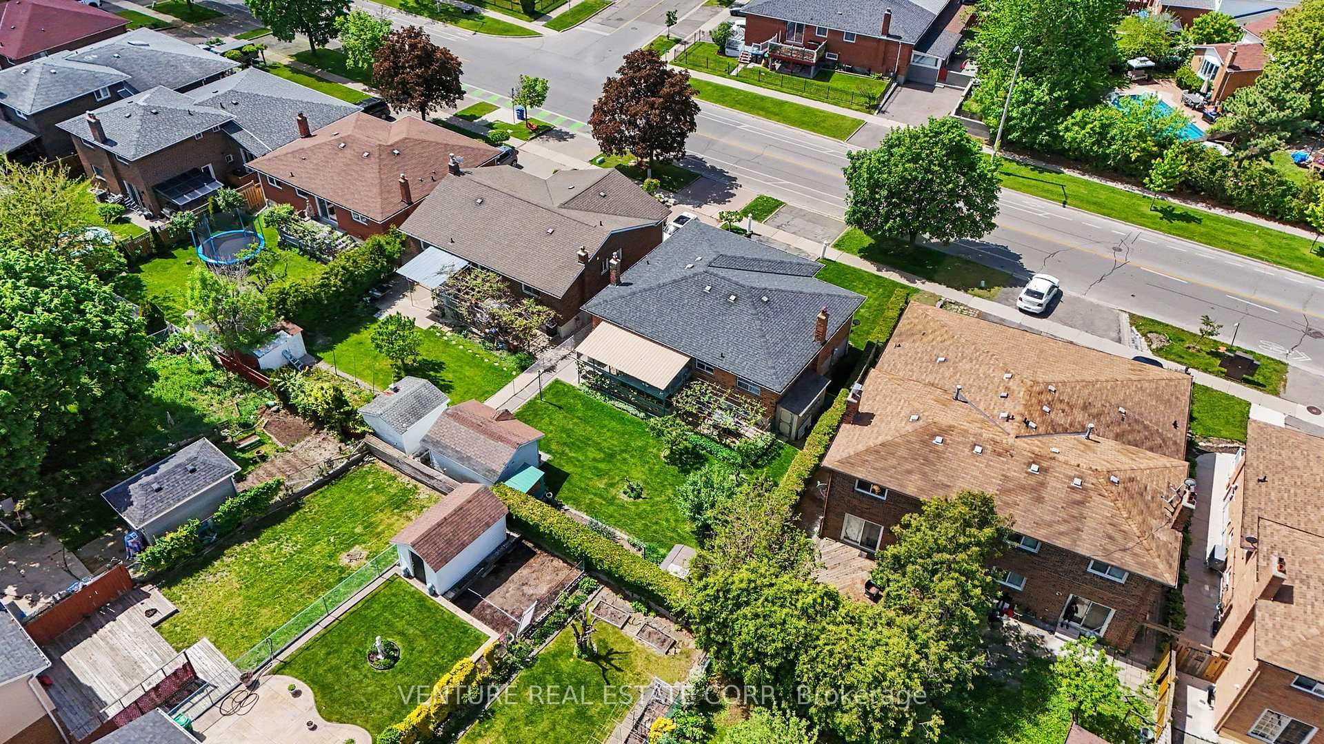 346 Centre Street - Detached photo 4 of 50 in Brampton, Ontario