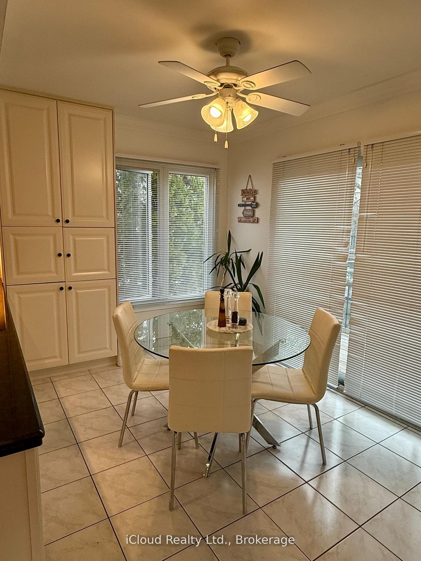 2067 Hunters Wood Drive - Detached photo 9 of 23 in Burlington, Ontario