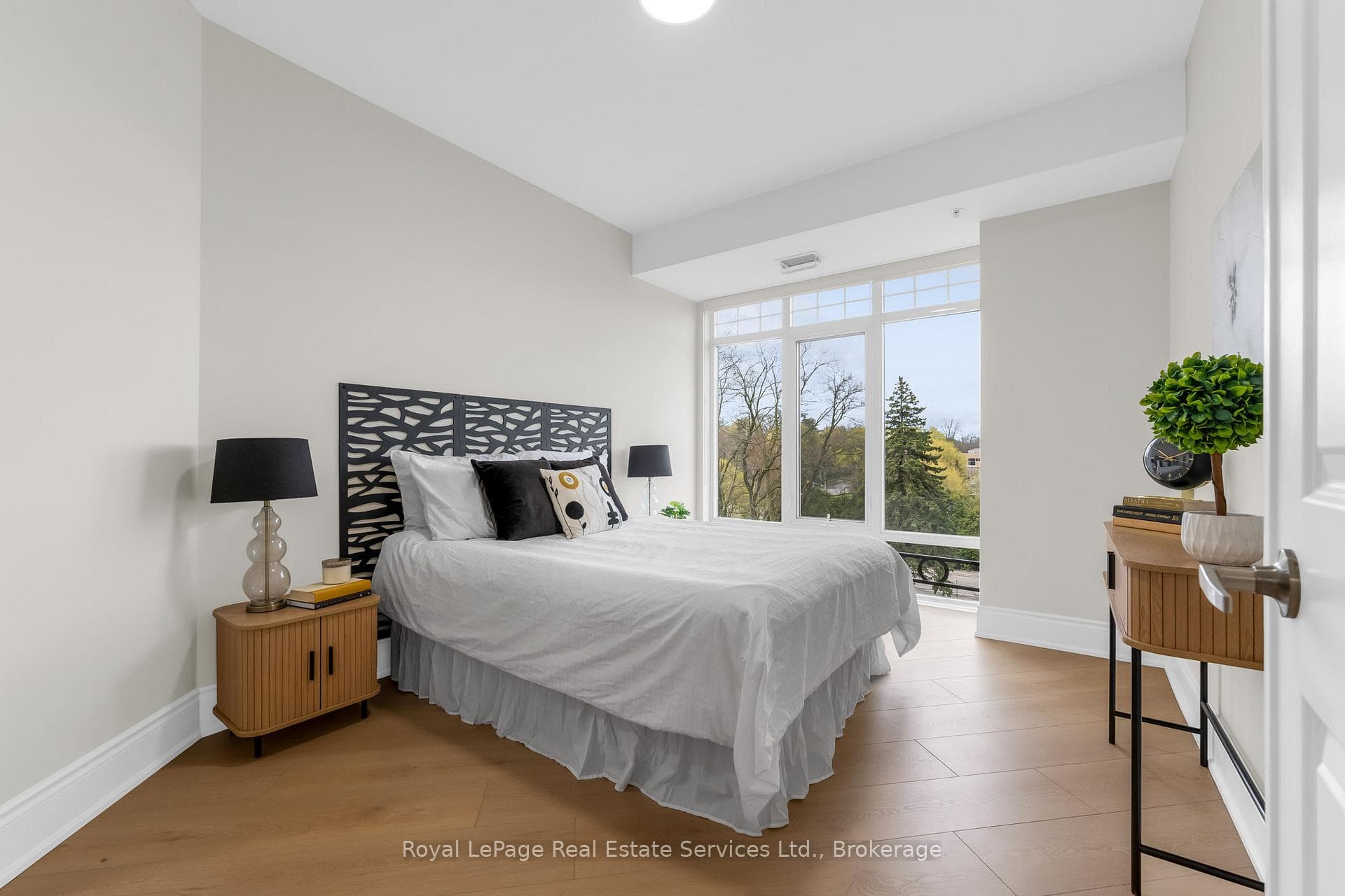 205 Lakeshore Road Unit 407 - Condo photo 12 of 27 in Oakville, Ontario