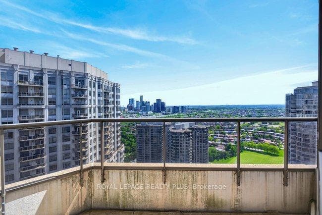 35 Kingsbridge Garden Circle Unit TPH4 - Condo photo 11 of 50 in Mississauga, Ontario