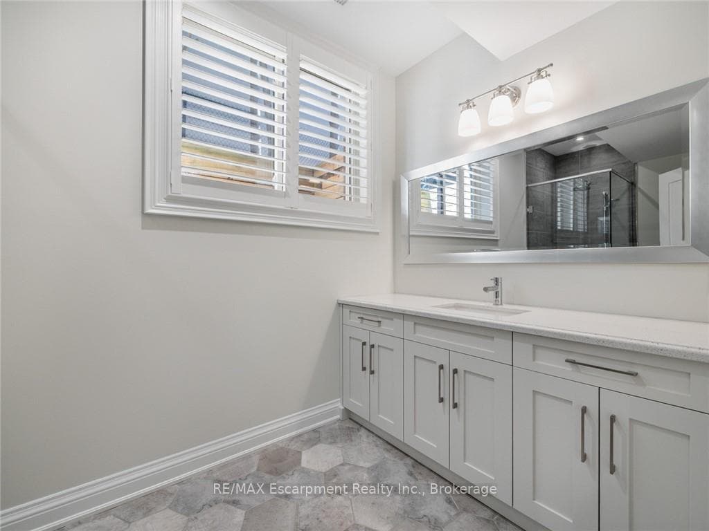 3087 Lakeshore Road - Detached photo 38 of 50 in Burlington, Ontario