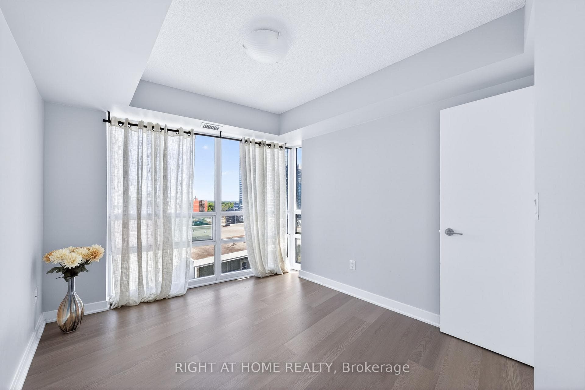 5740 Yonge Street Unit 1307 - Condo photo 18 of 27 in Thornhill / Willowdale, Ontario