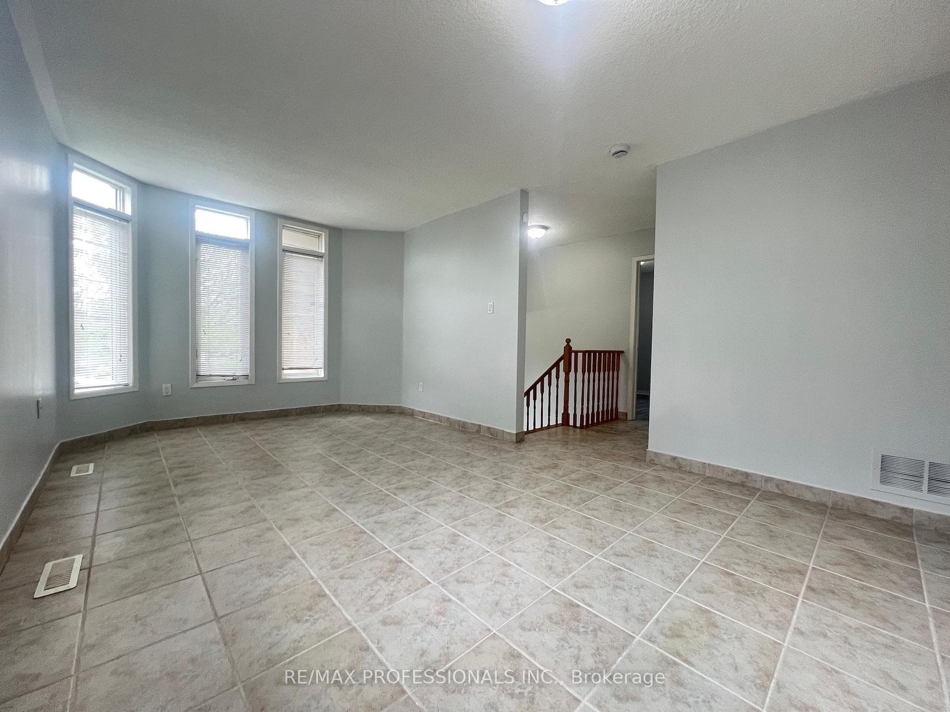 110 Springview Drive - Detached photo 5 of 40 in Brampton, Ontario