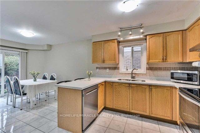 34 Ridgemore Crescent - Detached photo 5 of 8 in Brampton, Ontario