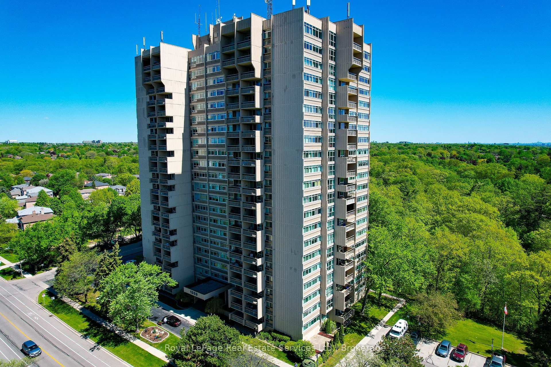 1359 White Oaks Boulevard Unit 1810 - Condo photo 1 of 32 in Oakville, Ontario