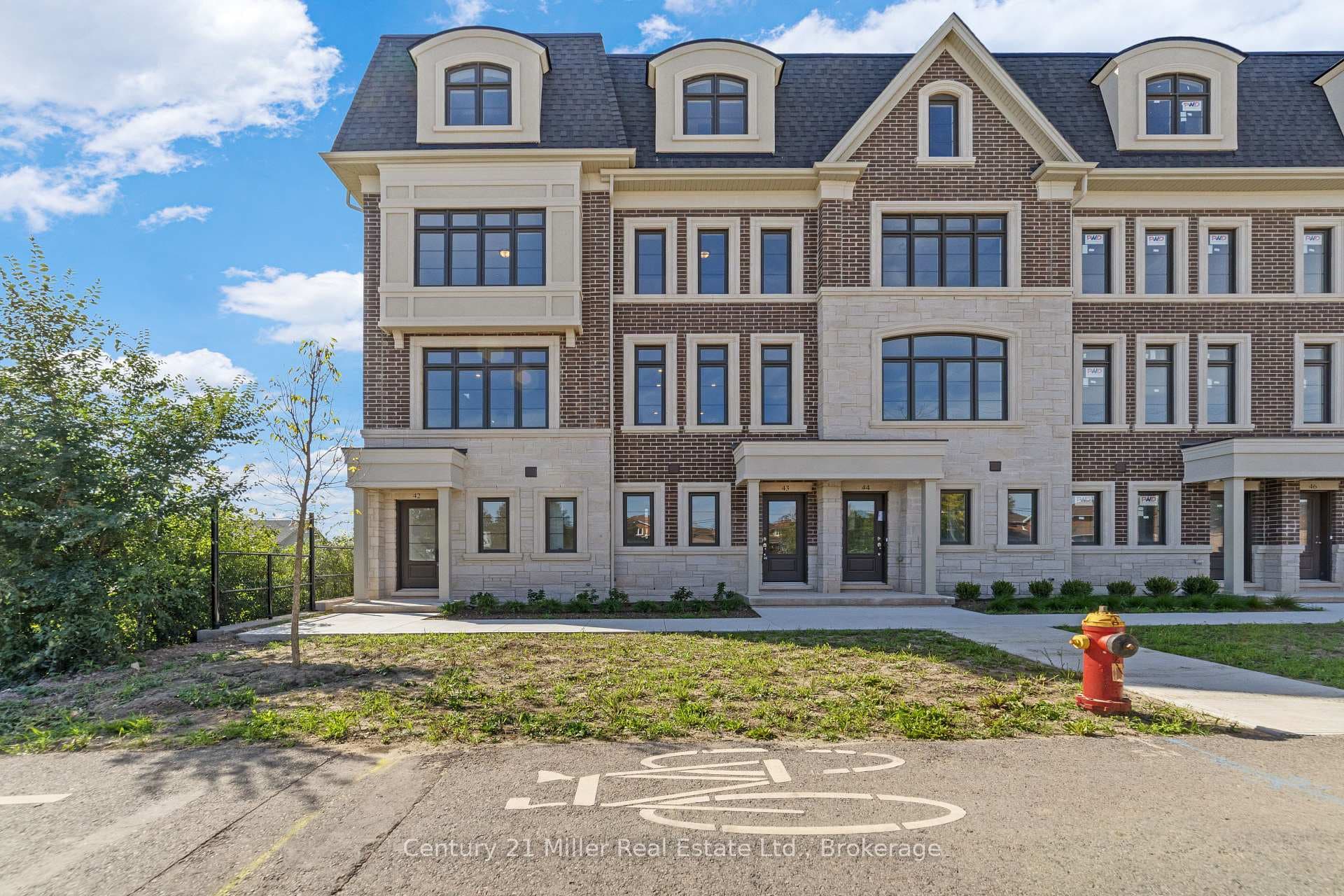 2140 Trafalgar Road Unit 42 - home for sale in Oakville, Ontario