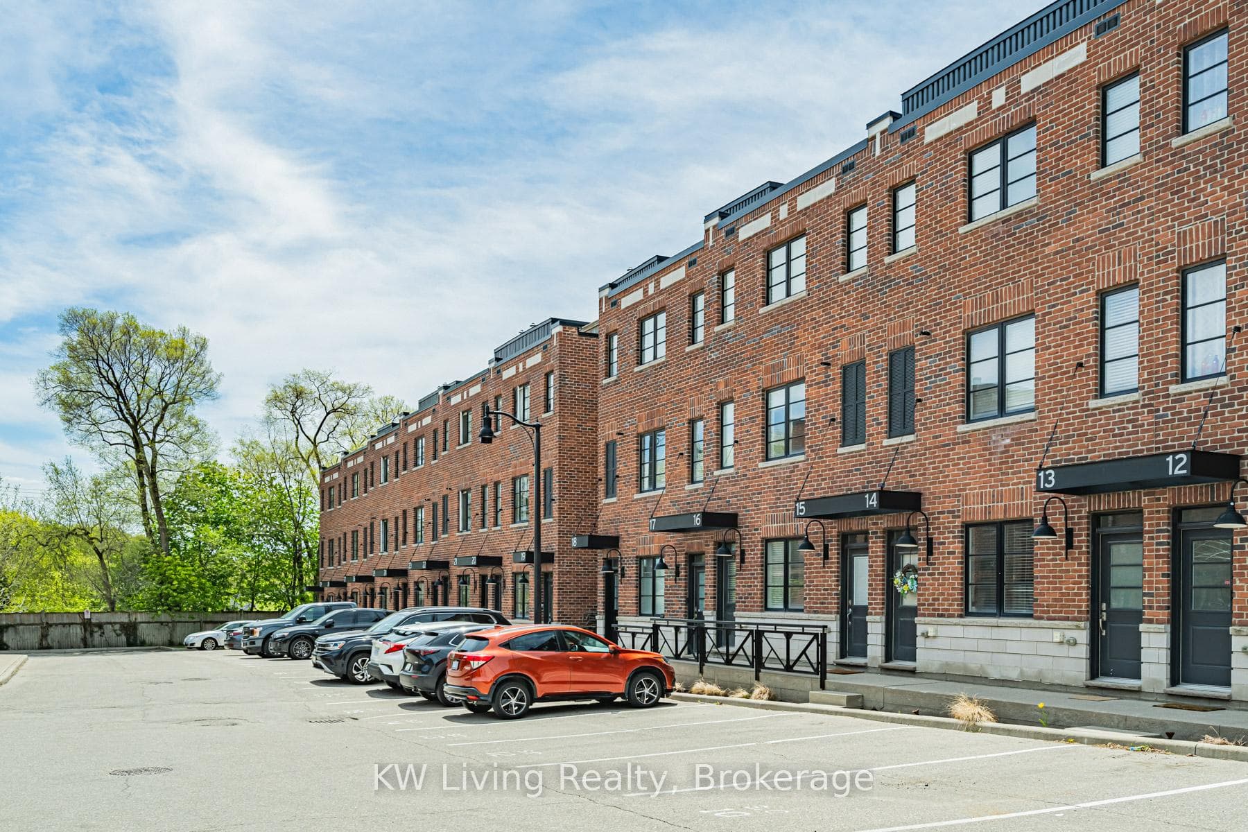 70 Plains Road Unit 18 - Condo photo 3 of 50 in Burlington, Ontario