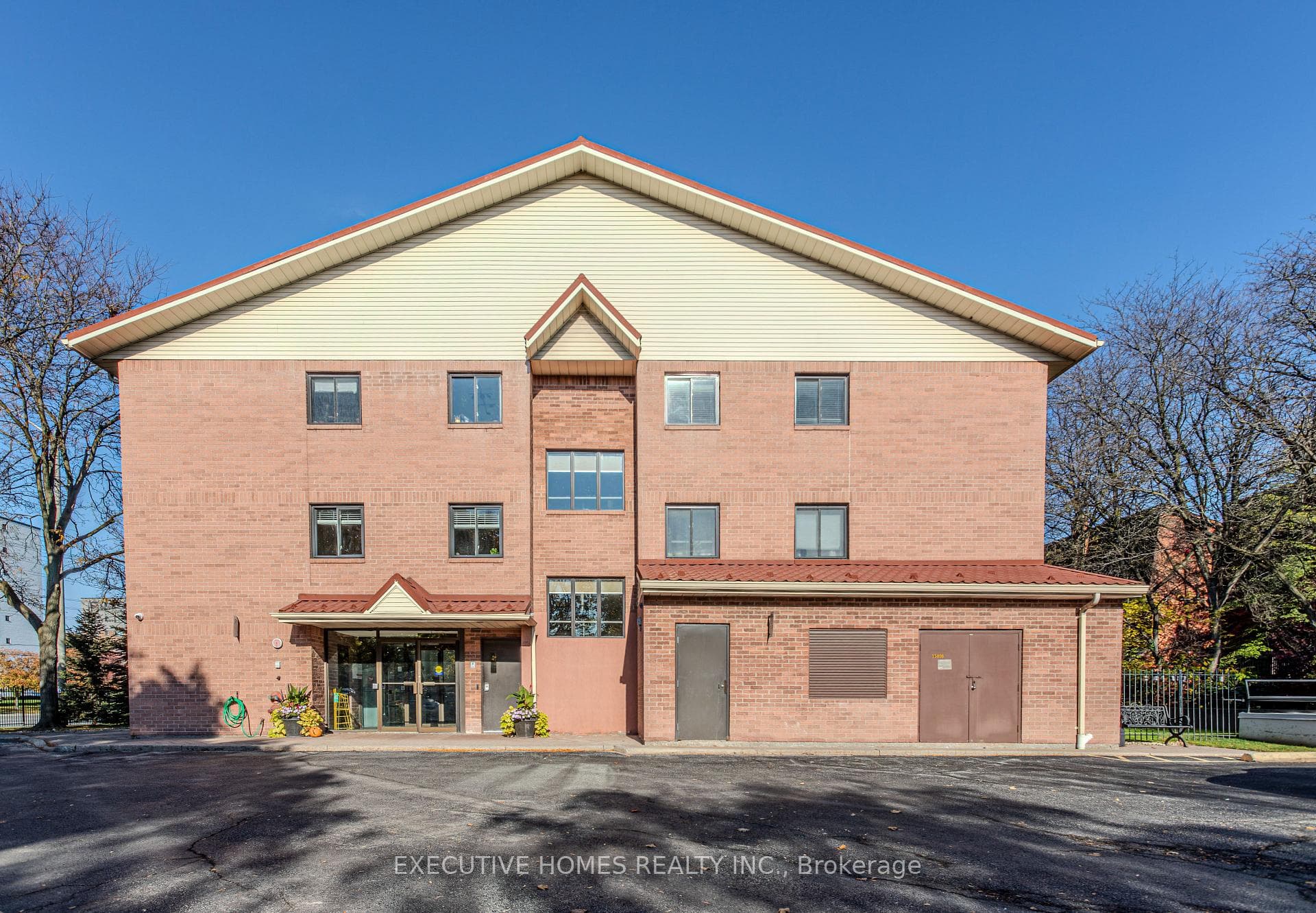 1275 Cornerbrook Place Unit 102 - home for sale in Mississauga, Ontario