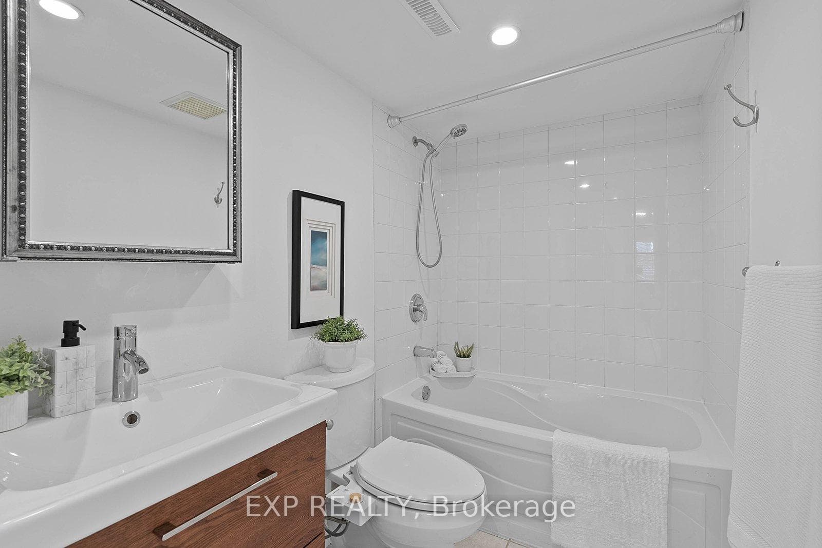 12 Portland Street Unit Th B - Condo photo 23 of 26 in Downtown Toronto / Waterfront, Ontario