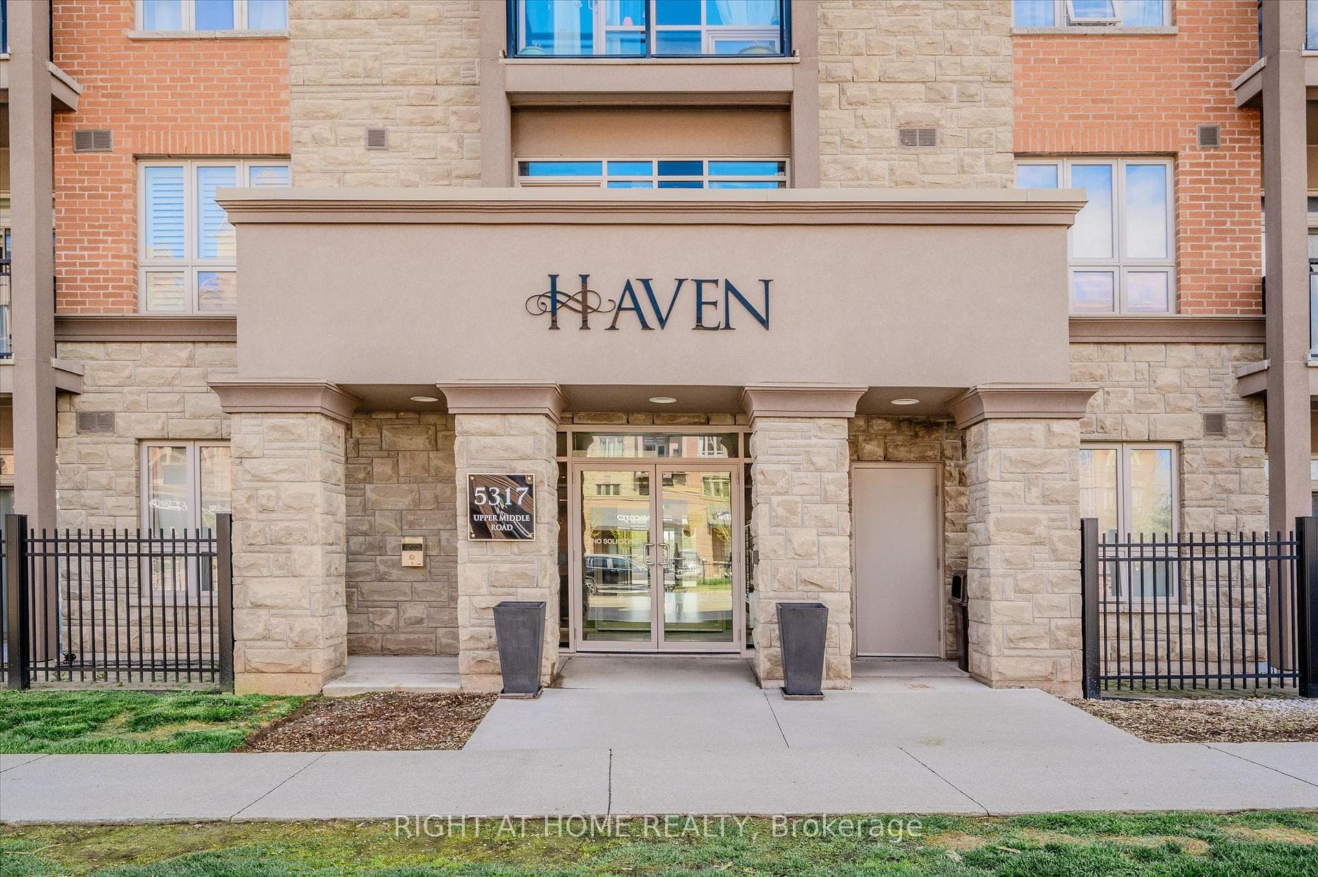 5317 Upper Middle Road Unit 312 - Condo photo 1 of 26 in Burlington, Ontario