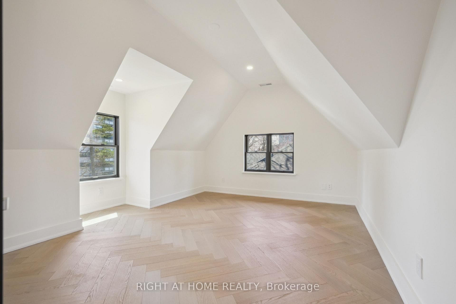 2187 Lakeshore Road - Detached photo 20 of 28 in Burlington, Ontario