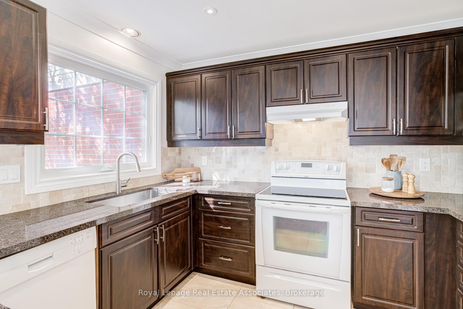 1179 Treetop Terrace - Townhouse photo 18 of 50 in Oakville, Ontario