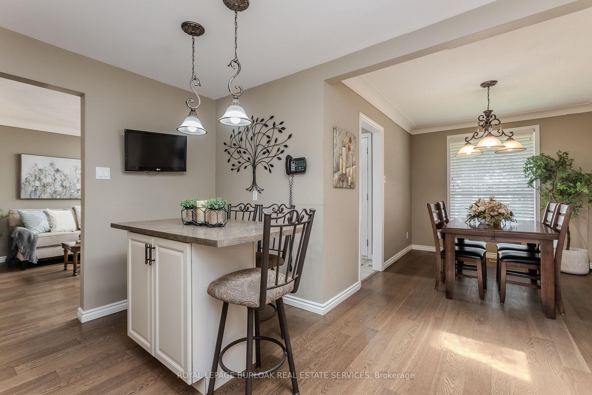 643 Artreva Crescent - Detached photo 7 of 26 in Burlington, Ontario
