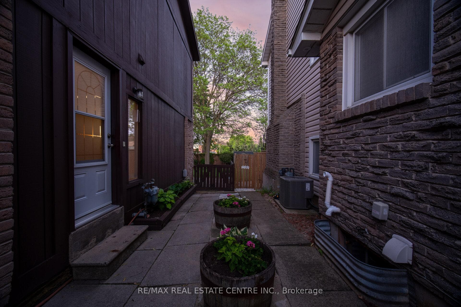 2800 Bucklepost Crescent - Semi-Detached photo 45 of 46 in Mississauga, Ontario