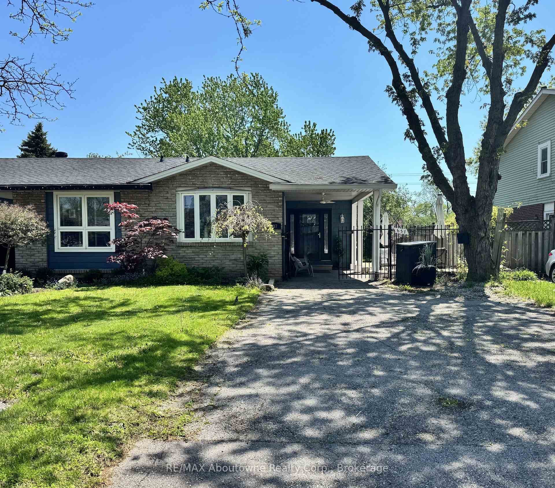 637 Lomond Crescent - Semi-Detached photo 1 of 23 in Burlington, Ontario