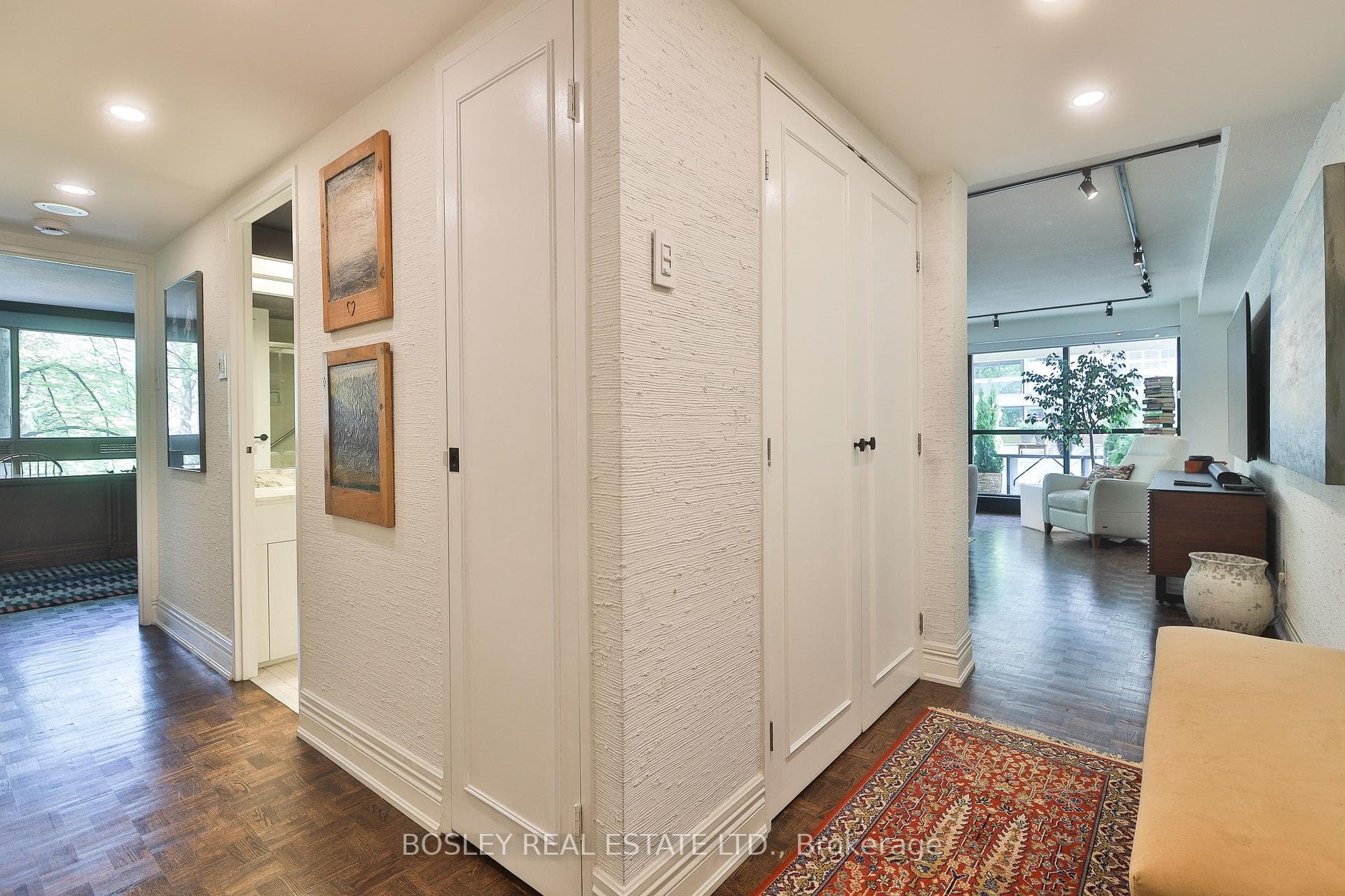 63 St Clair Avenue Unit 306 - Condo photo 4 of 34 in Annex / Yorkville / Summerhill, Ontario