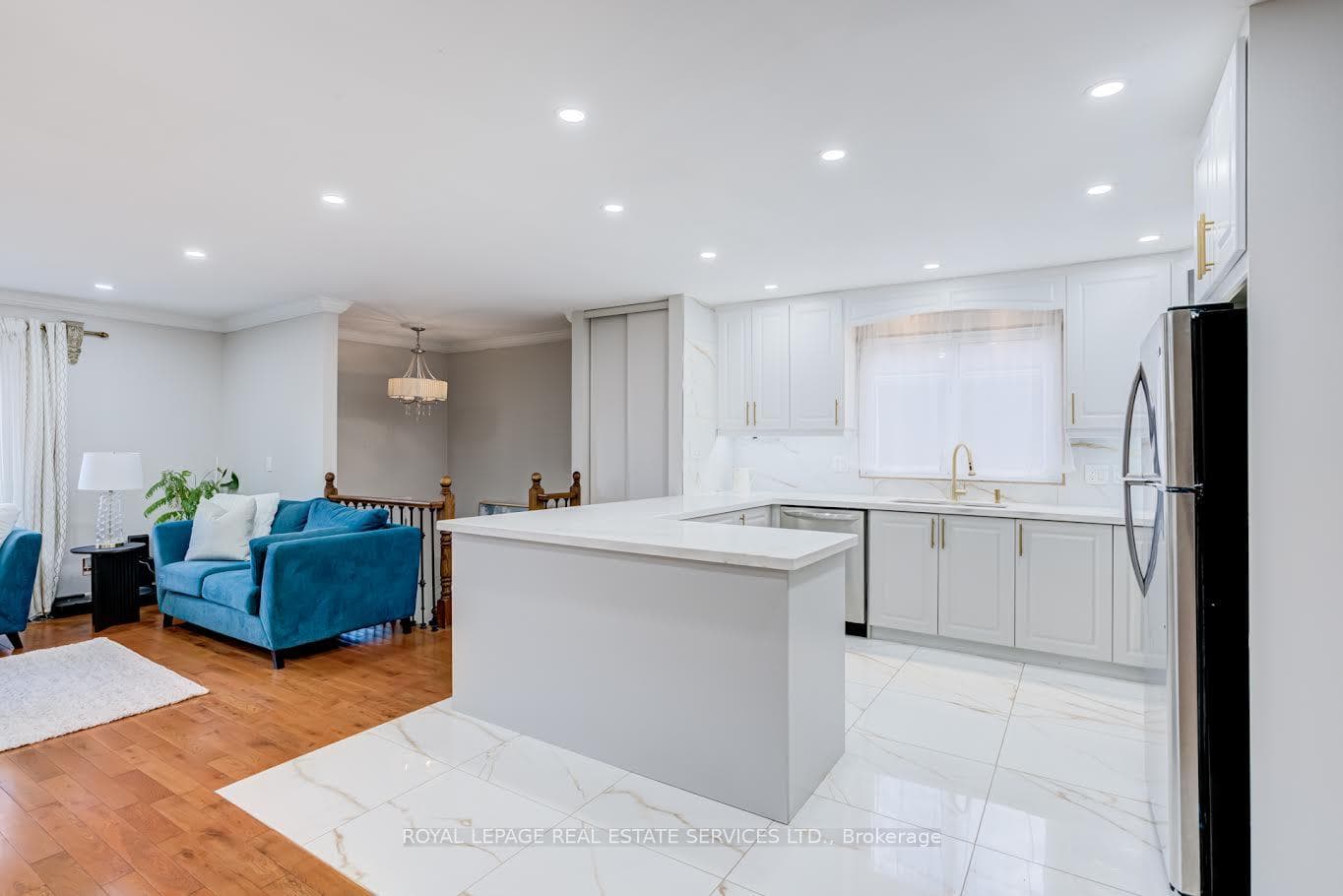 195 Cullum Court - Semi-Detached photo 6 of 43 in Burlington, Ontario