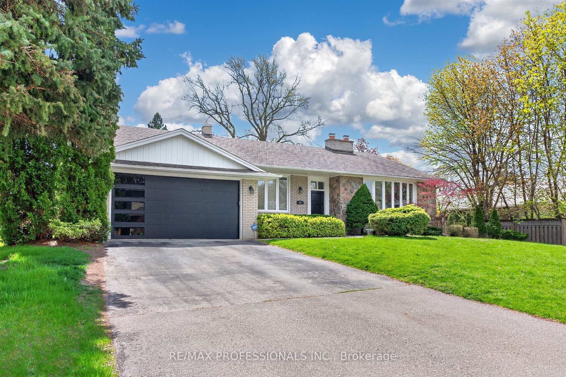23 Ravensbourne Crescent - Detached photo 3 of 44 in Etobicoke (Islington / Rexdale), Ontario