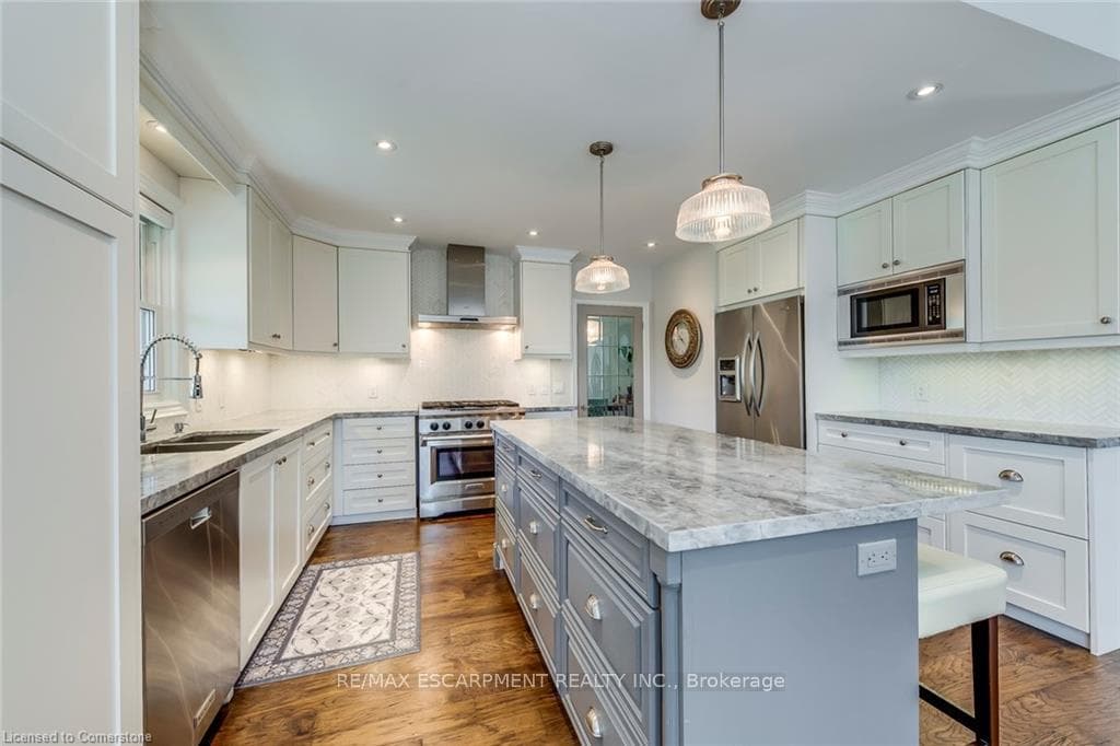 4306 Lakeshore Road - Detached photo 10 of 47 in Burlington, Ontario