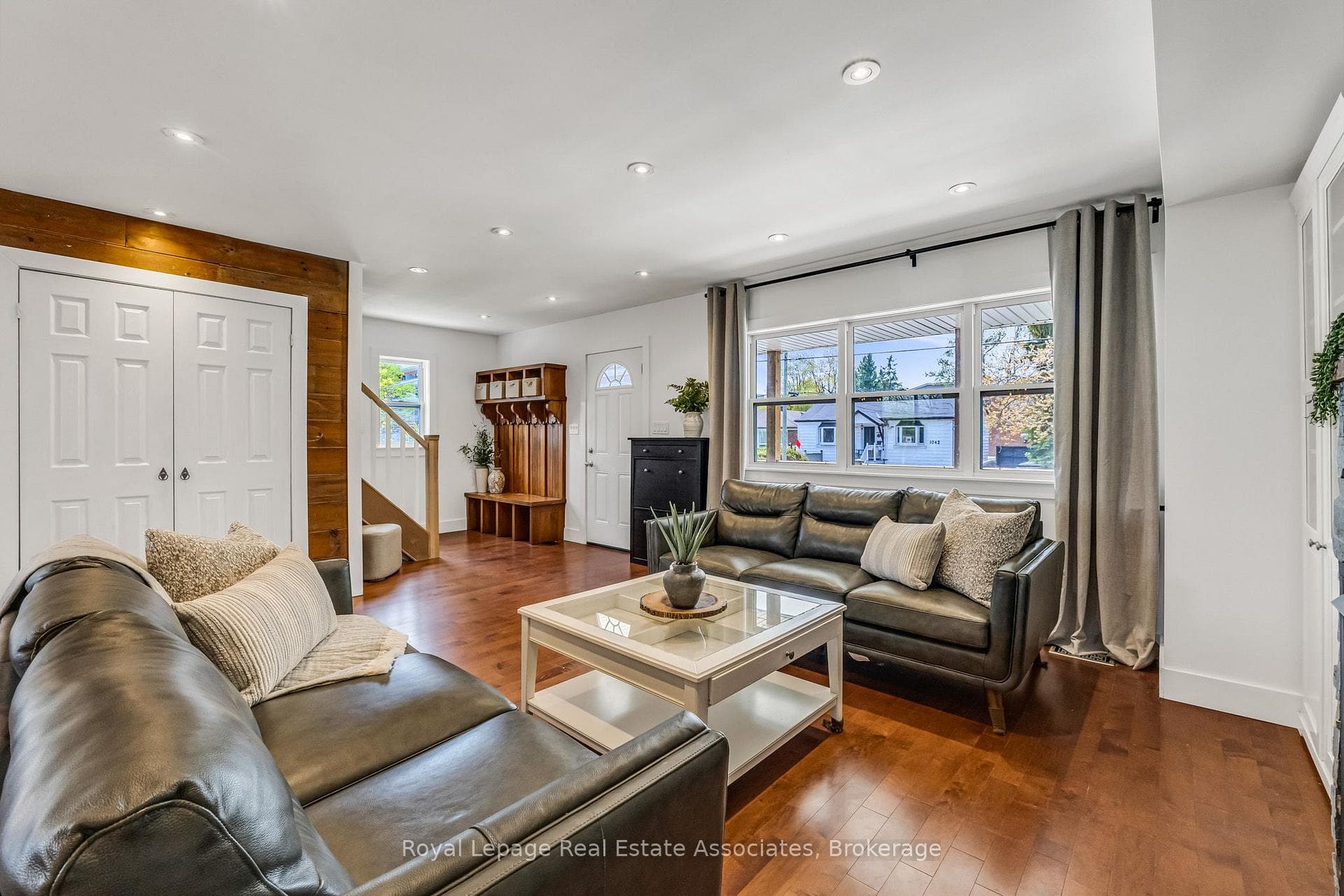 1043 Shaw Drive - Detached photo 4 of 45 in Mississauga, Ontario